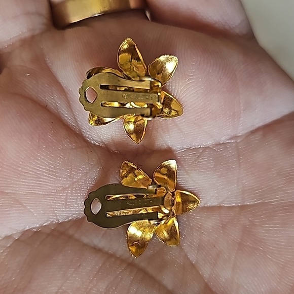 1950s Made in Austria Austrian Gold Leaf Pearl Flower Clip On Earrings - Picture 3 of 4